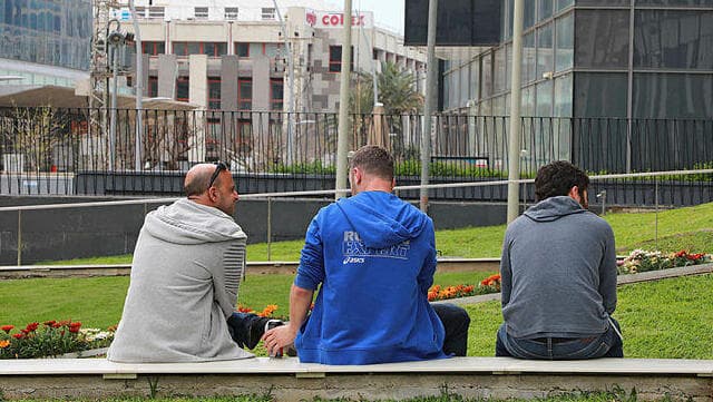 Trabajadores tecnológicos fuera de su edificio en el centro de Israel. 