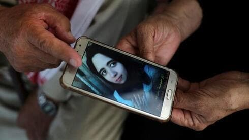 Suleiman y Nazmiya Baraka muestran una foto de su hija Istabraq, quien fue asesinada por su esposo el año pasado en la Franja de Gaza. (AFP/Said Khatib) Suleiman y Nazmiya Baraka muestran una foto de su hija Istabraq, quien fue asesinada por su esposo el año pasado en la Franja de Gaza.