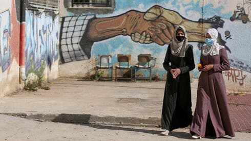 Mujeres palestinas caminan en una universidad en Jan Younis, en el sur de la Franja de Gaza. (Reuters) Mujeres palestinas caminan en una universidad en Jan Younis, en el sur de la Franja de Gaza.