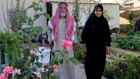 Suleiman y Nazmiya Baraka, padres de una víctima de femicidio, pasean por su jardín. (AFP/Said Khatib) Suleiman y Nazmiya Baraka, padres de una víctima de femicidio, pasean por su jardín.