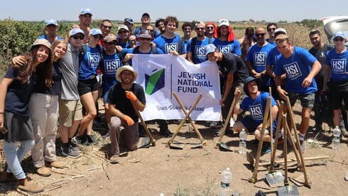 Atletas del Maccabi USA se ofrecen como voluntarios en el Hashomer HaChadash del Fondo Nacional Judío de Estados Unidos. (Cortesía JNF) Atletas del Maccabi USA se ofrecen como voluntarios en el Hashomer HaChadash del Fondo Nacional Judío de Estados Unidos.