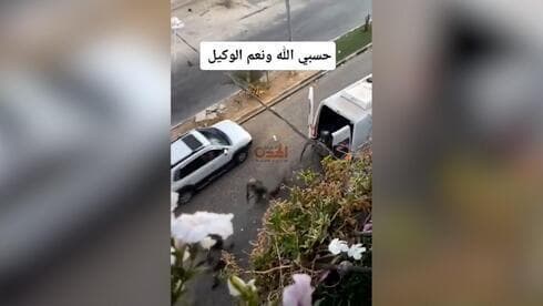 Miembros de la unidad Yamam salen de una furgoneta en Belén. 