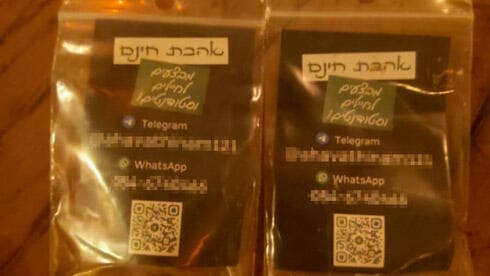 Productos de cannabis lanzados a los clientes del bar.