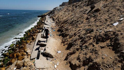 Erosión de la costa y nuevos rompeolas en el campamento de refugiados de Shati. (Reuters/Mohammed Salem) Erosión de la costa y nuevos rompeolas en el campamento de refugiados de Shati.