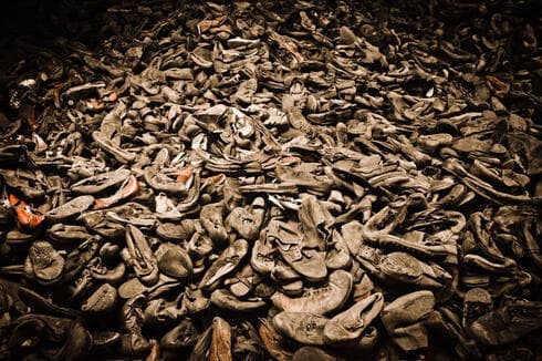 Montaña de zapatos en el campo de concentración y exterminio de Auschwitz. (Memorial de Auschwitz) Montaña de zapatos en el campo de concentración y exterminio de Auschwitz.