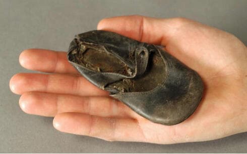Zapato de un niño en el campo de concentración y exterminio de Auschwitz. (Memorial de Auschwitz) Zapato de un niño en el campo de concentración y exterminio de Auschwitz.