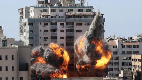Bomba en edificio que albergaba la oficina de la agencia de noticias AP en Gaza. (AFP) Bomba Gaza