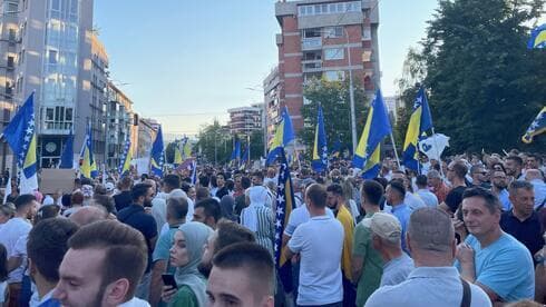 Manifestantes se reúnen frente a la Oficina del Alto Representante de Bosnia y Herzegovina. (David I. Klein) Manifestantes se reúnen frente a la Oficina del Alto Representante de Bosnia y Herzegovina.
