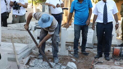 La apertura de la tumba.