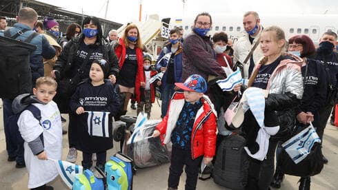 Nuevos inmigrantes en el aeropuerto de Tel Aviv. 