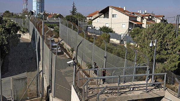 Los niños de la familia palestina Gharib juegan entre las vallas. (Menahem Kahana/AFP) Los niños de la familia palestina Gharib juegan entre las vallas.