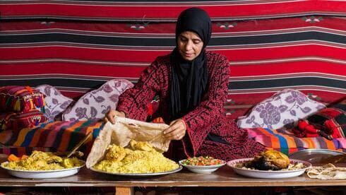 Un habitante de la ciudad beduina de Rahat (Israel) prepara el mansaf, un plato tradicional árabe. (The Media Line) Un habitante de la ciudad beduina de Rahat (Israel) prepara el mansaf, un plato tradicional árabe.