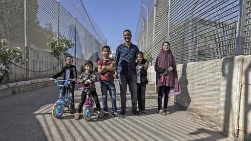 Saadat Sabri Gharib y su familia entre las vallas del ejército israelí. (Menahem Kahana/AFP) Saadat Sabri Gharib y su familia entre las vallas del ejército israelí.