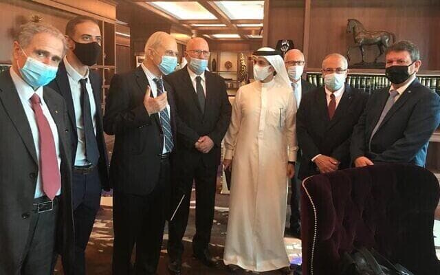 Industriales israelíes se reúnen con un funcionario emiratí. (Asociación de Fabricantes de Israel) Industriales israelíes se reúnen con un funcionario emiratí.