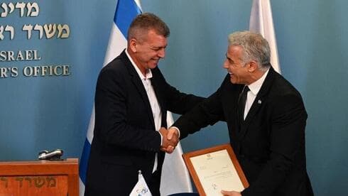 Moshe Edri, nuevo jefe del Comité de Energía Atómica de Israel, es felicitado por el primer ministro Yair Lapid. (Haim Tzaj) Lapid Edri Comité Energía Atómica Israel