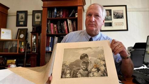 Bill Panagopulos, presidente de Alexander Historical Auctions LLC en Chesapeake City, Maryland, con una fotografía de Heinrich Hoffmann de Adolf Hitler de 1933 que se vendió por 11.520 dólares en 2018. (Getty) Bill Panagopulos, presidente de Alexander Historical Auctions LLC en Chesapeake City, Maryland, con una fotografía de Heinrich Hoffmann de Adolf Hitler de 1933 que se vendió por 11.520 dólares en 2018.