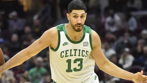 Freedom jugó en cinco equipos diferentes de la NBA. 