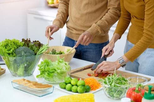 Preparación de una ensalada de verduras frescas.