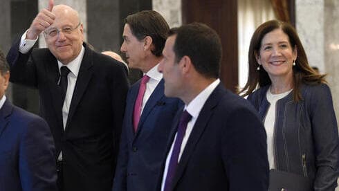 El primer ministro libanés, Najib Mikati, da el visto bueno tras reunirse con el mediador estadounidense sobre el conflicto de la frontera marítima con Israel.