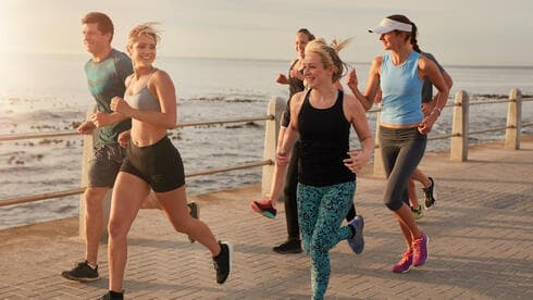 Personas haciendo footing como parte de su estilo de vida saludable. 