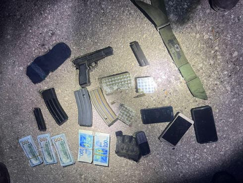 Armas de fuego y municiones encontradas en la casa de Al-Saadi. (Portavoz de la policía de Israel) Armas de fuego y municiones encontradas en la casa de Al-Saadi.