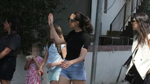 Gal Gadot, con sus hijas y una amiga, por las calles de Tel Aviv. 