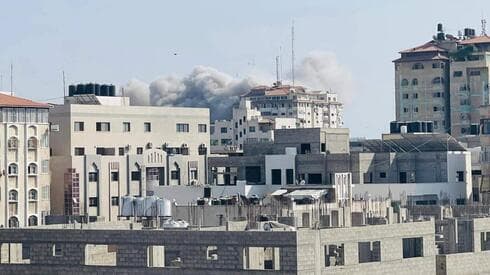 El humo se eleva sobre la ciudad de Gaza tras los ataques de las FDI.