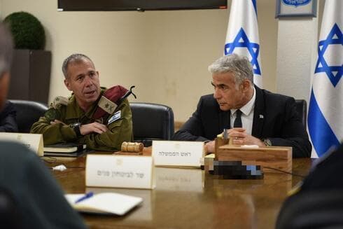 El primer ministro Yair Lapid durante una reunión de gabinete en el cuartel general de las FDI en Tel Aviv. (GPO) El primer ministro Yair Lapid durante una reunión de gabinete en el cuartel general de las FDI en Tel Aviv.