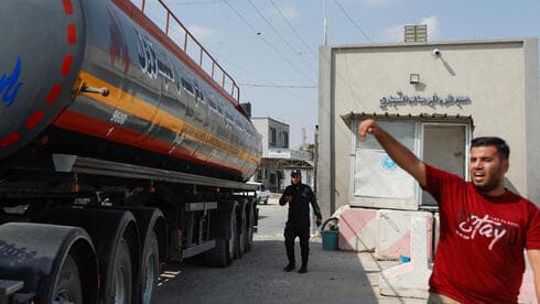 Combustible llega a Gaza a través del cruce fronterizo de Kerem Shalom. 