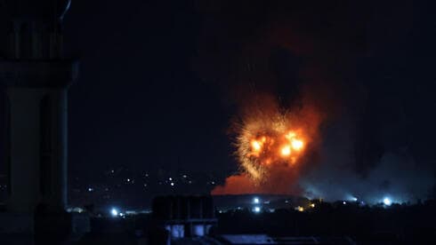 Ataque de las FDI en Gaza minutos antes de que entrara en vigor el alto el fuego el domingo. (AFP) Ataque de las FDI en Gaza minutos antes de que entrara en vigor el alto el fuego el domingo.