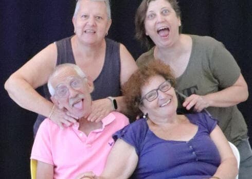La productora Monica Yalon junto a los tres actores: Edu Koffman, Sara Mosak y Miriam Lev. (Canteatro) Obra Teatro