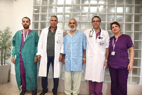 El receptor de trasplante de riñón Eliyahu Shalian y el equipo de trasplante del Hospital Soroka. (Prensa Hospital Soroka) El receptor de trasplante de riñón Eliyahu Shalian y el equipo de trasplante del Hospital Soroka.