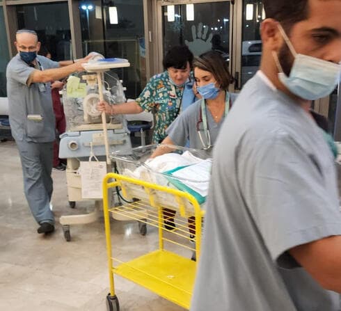 Traslado de bebés prematuros en el Hospital Soroka para ponerlos a salvo de los cohetes de la Jihad Islámica. (Gentileza) Traslado de bebés prematuros en el Hospital Soroka para ponerlos a salvo de los cohetes de la Jihad Islámica.