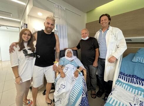 El doctor Guinea, junto a la receptora del riñón, su esposo y su hiijo, que a la vez también fue donante. (Sharon Yaniv) El doctor Guinea, junto a la receptora del riñón, su esposo y su hiijo, que a la vez también fue donante.