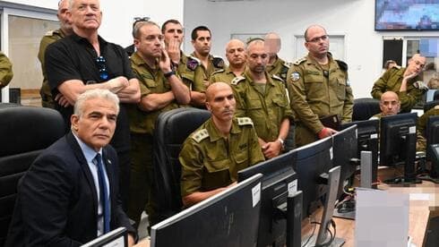 Yair Lapid y el ministro de Defensa Benny Gantz durante una sesión informativa en el Comando Sur de las FDI. (Haim Tzach) Yair Lapid y el ministro de Defensa Benny Gantz durante una sesión informativa en el Comando Sur de las FDI.