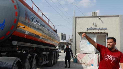 Combustible que se lleva a Gaza a través del cruce fronterizo de Kerem Shalom. (Reuters) Combustible que se lleva a Gaza a través del cruce fronterizo de Kerem Shalom.