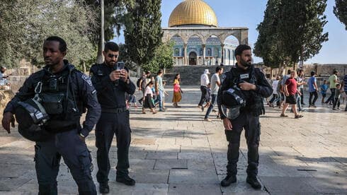 Fuerzas israelíes custodian la zona del Monte del Templo durante los 3 días de la Operación Amanecer. (AFP) Fuerzas israelíes custodian la zona del Monte del Templo durante los 3 días de la Operación Amanecer.