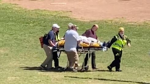 El escritor indio, trasladado en una camilla para su atención en un hospital. (Reuters) El escritor indio, trasladado en una camilla para su atención en un hospital.
