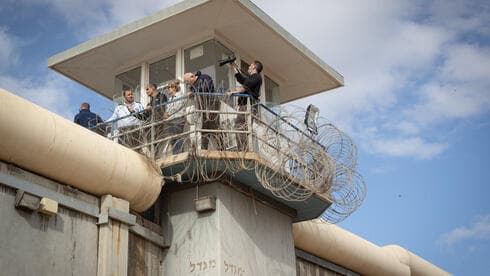 Investigadores en la prisión de Gilboa, luego de que escaparan seis reclusos el año pasado. (GIl Nechushtan) Investigadores en la prisión de Gilboa, luego de que escaparan seis reclusos el año pasado.