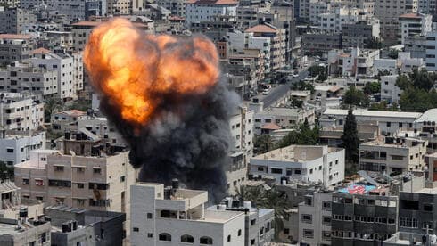 Uno de los ataques de las FDI contra objetivos en Gaza durante la ofensiva contra la Jihad Islámica que duró 3 días. (Reuters) Uno de los ataques de las FDI contra objetivos en Gaza durante la ofensiva contra la Jihad Islámica que duró 3 días.