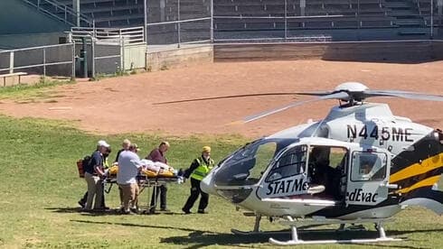 Momento en que Rushdie es subido en camilla en helicóptero para ser trasladado hacia un avión que lo llevaría al hospital. (AFP) Momento en que Rushdie es subido en camilla en helicóptero para ser trasladado hacia un avión que lo llevaría al hospital.