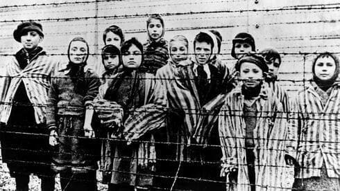 Prisioneros judíos en el campo de exterminio de Auschwitz. La dolorosa imagen que Abbas se empeña en negar. (AP) Prisioneros judíos en el campo de exterminio de Auschwitz.