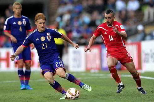Abdallah Jaber, con la camiseta de Palestina, en un partido internacional ante Japón. (Getty Images) Abdallah Jaber