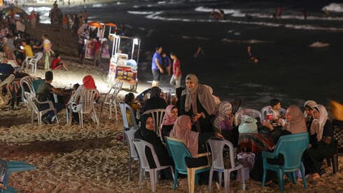 Mujeres palestinas sentadas en una cafetería de la playa en la ciudad de Gaza, el 2 de julio de 2022.