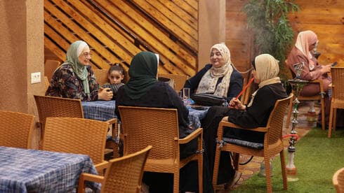 Mujeres palestinas sentadas en una cafetería de la playa en la ciudad de Gaza, el 2 de julio de 2022.