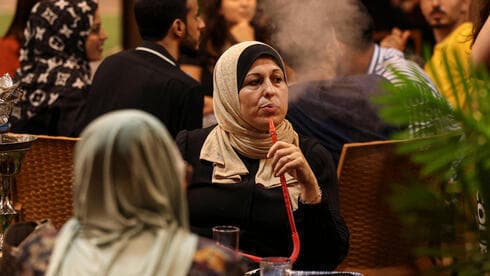 Mujeres palestinas sentadas en una cafetería de la playa en la ciudad de Gaza, el 2 de julio de 2022. 