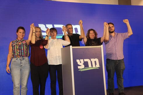 Zehava Galon, al centro, de blanco, y el resto de los candidatos a legisladores por Meretz. (Yariv Katz) Zehava Galon, al centro, de blanco, y el resto de los candidatos a legisladores por Meretz.