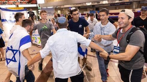 Olim bailando en el aeropuerto Ben Gurion tras su llegada