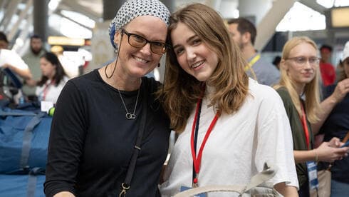Navah Frieberg con su madre antes de su Aliyah