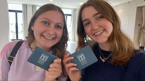 Navah y Dahlia con sus pasaportes israelíes
